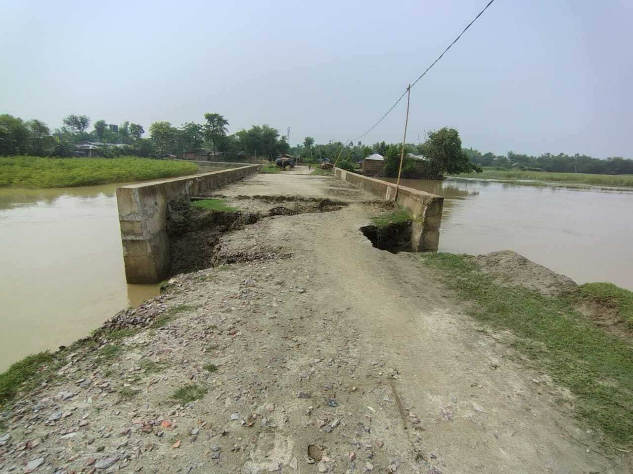 प्रधानमंत्री ग्राम सड़क योजना के पुलिया के एप्रोच में रेनकट, आवागमन बाधित