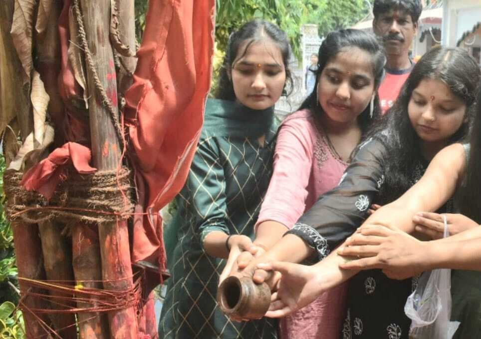 भांग, धतुरा, बिल्वपत्र संग शिव की भक्ति में लीन भक्त