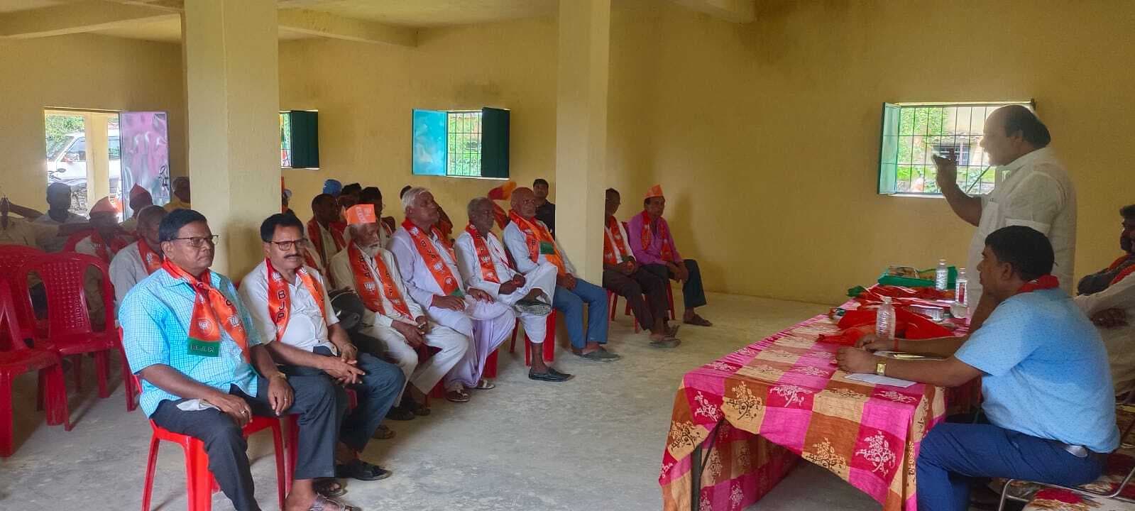 उपचुनाव को लेकर भाजपा कार्यकर्ताओं ने की बैठक