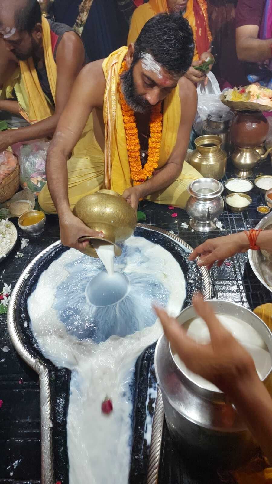 चौथी सोमवारी को दो लाख से अधिक कांवरियों ने चढ़ाया जल