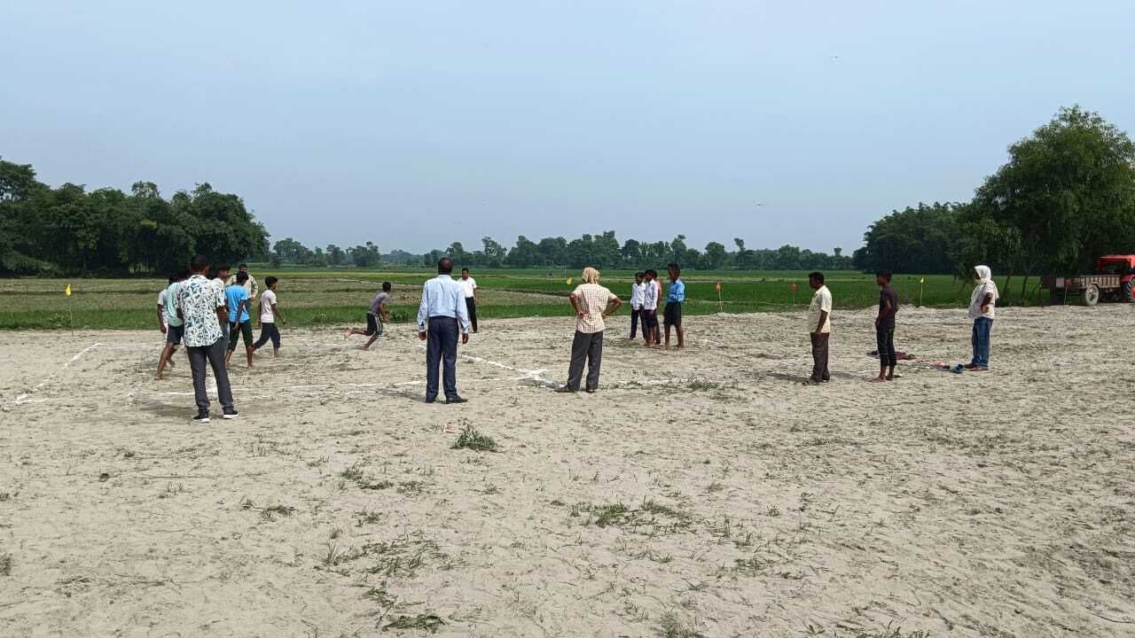 दो दिवसीय खेल प्रतियोगिता में स्कूली बच्चों ने भाग लिया