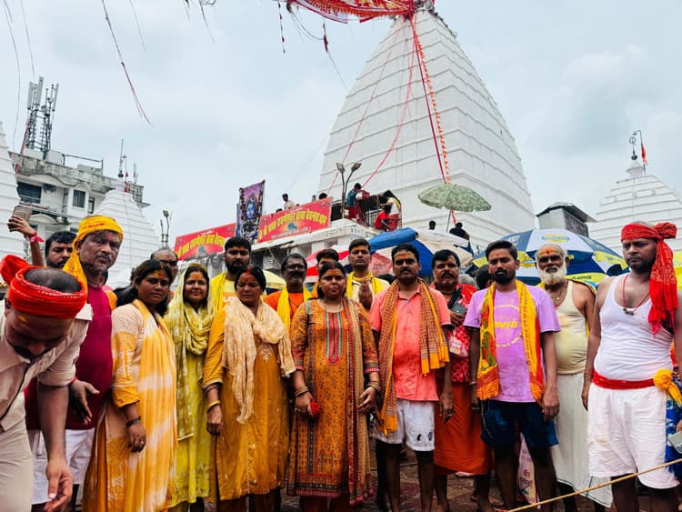 पैदल कांवर यात्रा पूरी कर महापौर ने किया देवघर में किया जलार्पण