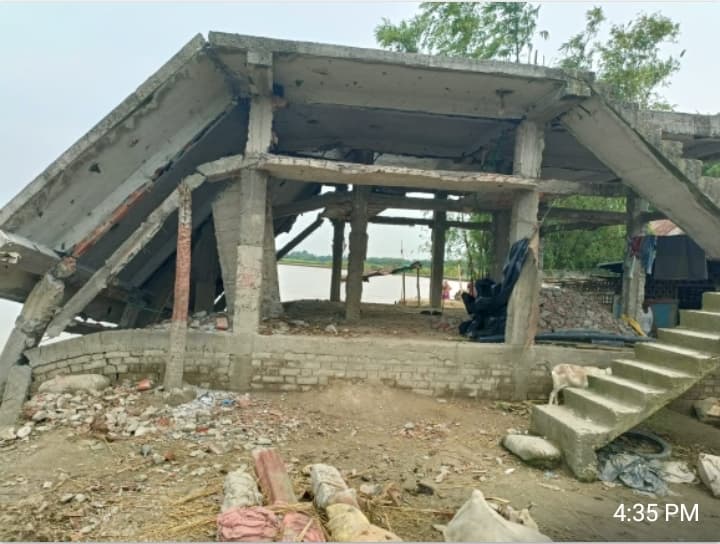 मीरटोला महेश बथनाहा गांव में एक दर्जन परिवार के घर कनकई नदी में विलीन