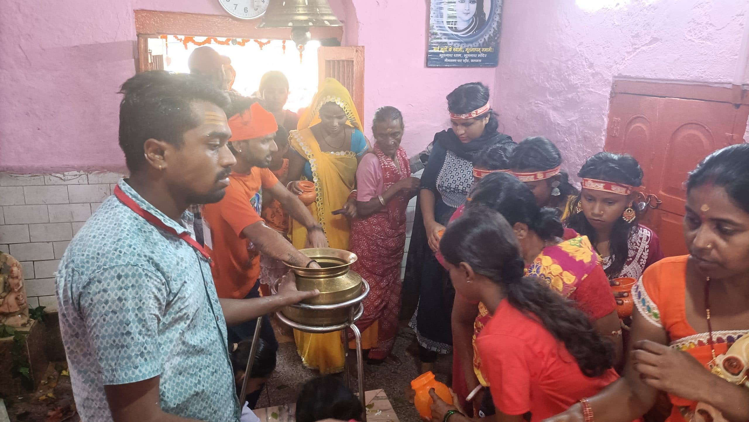 चौथी सोमवारी पर शिवालयों में उमड़ा भक्तों का सैलाब, शाम तक करते रहे श्रद्धा जलाभिषेक, संध्या में आकर्षक श्रंगार