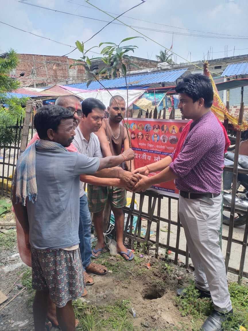 सार्वजनिक दुर्गा मंदिर में लगाया रूद्राक्ष का पौधा