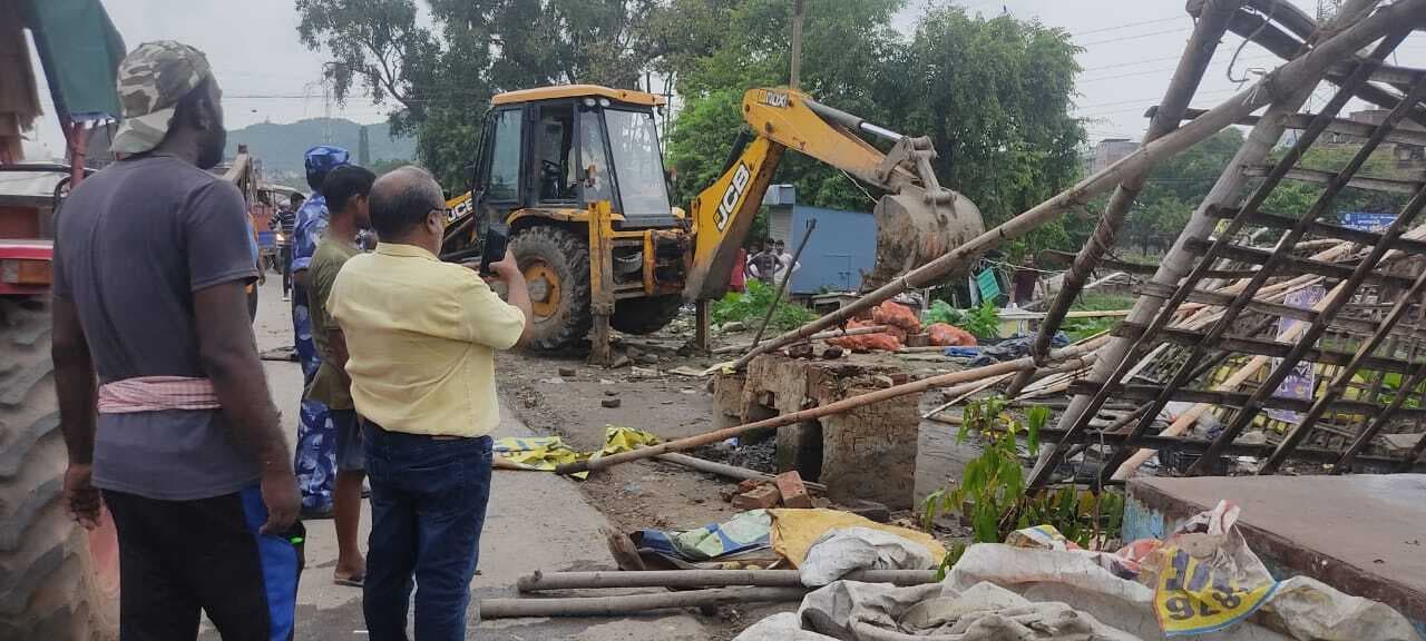 अतिक्रमणकारियों पर चला डंडा, 11 हजार रुपये फाइन