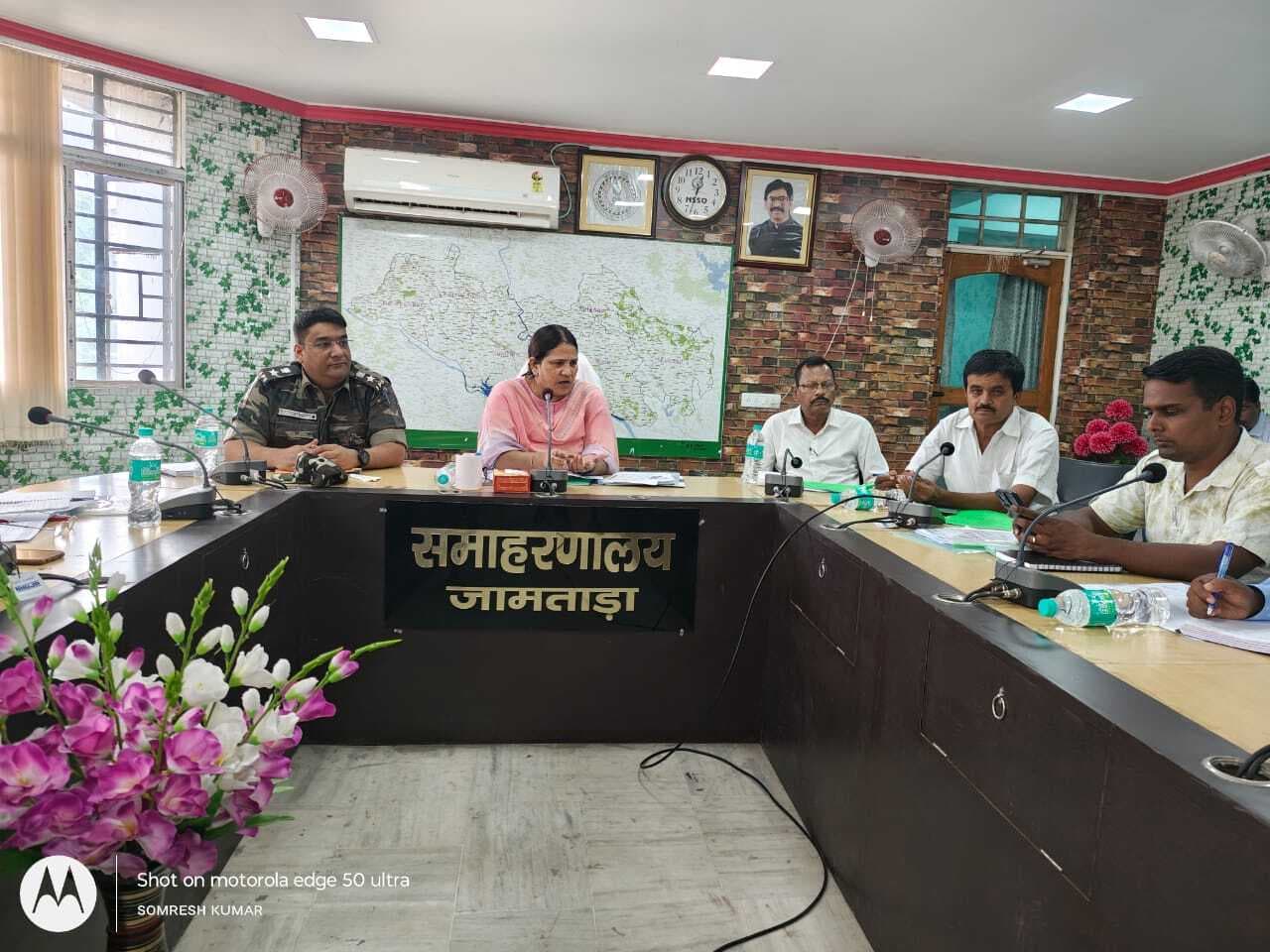 नारायणपुर व कुंडहित के तीन-तीन गांवों को बनायें मॉडल गांव : डीसी