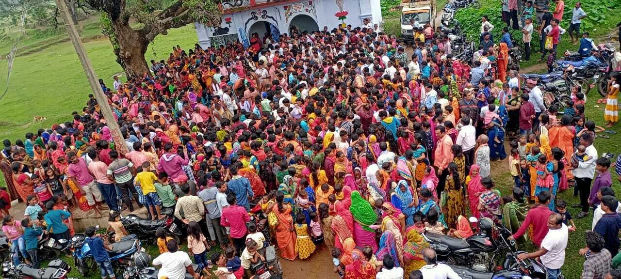 श्रद्धालुओं ने दुबे बाबा की पूजा कर लिया आशीर्वाद