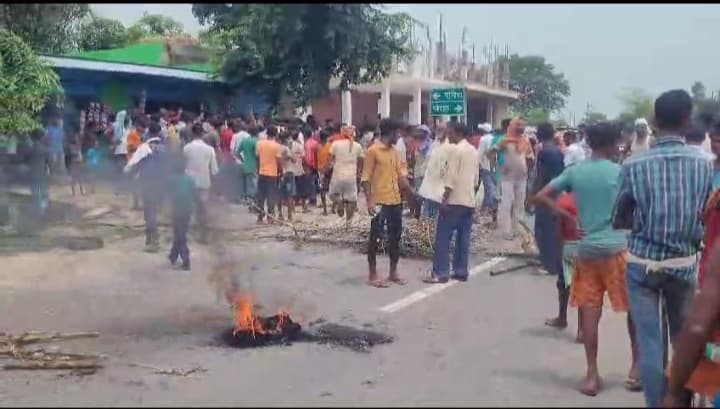 पुलिसिया पूछताछ के लिए दो महिलाओं को ले जाने से नाराज लोगों ने किया रोड जाम