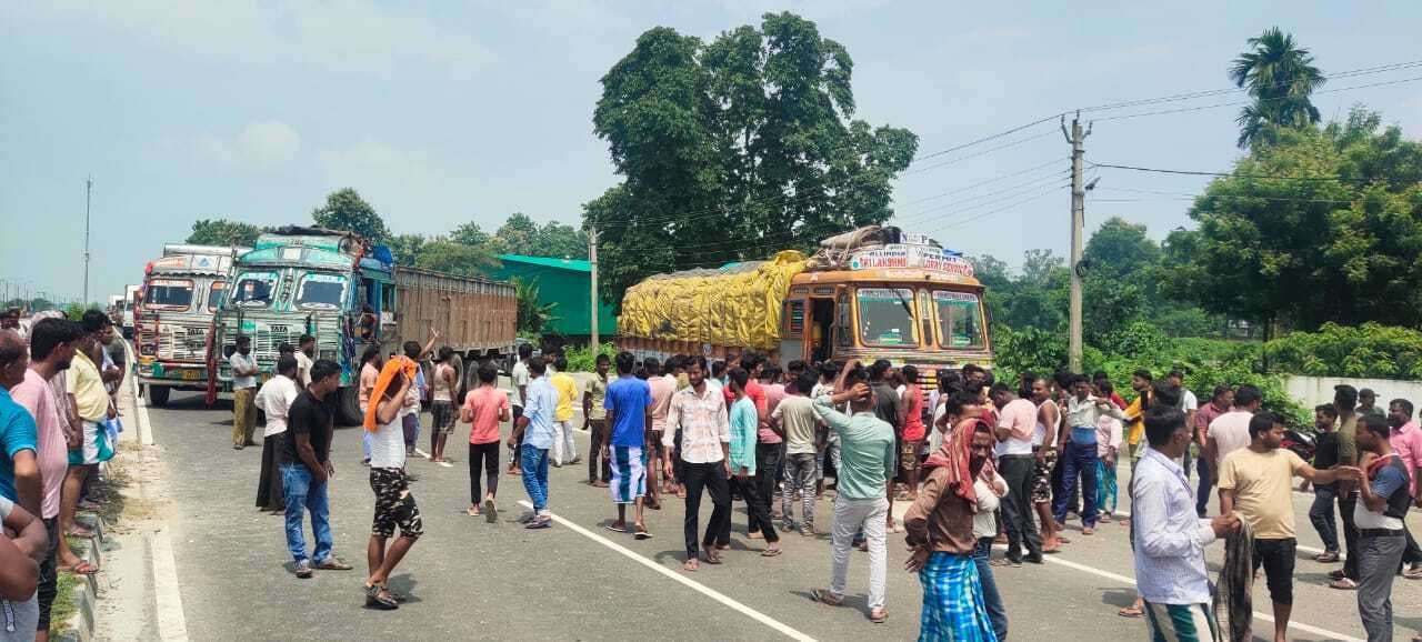 इंट्री कराये गये वाहन को छोड़ने व अन्य अंडरलोड वाहनों को पकड़ने तथा चालक की पिटाई से नाराज लोगों ने किया एनएच 327 ई जाम