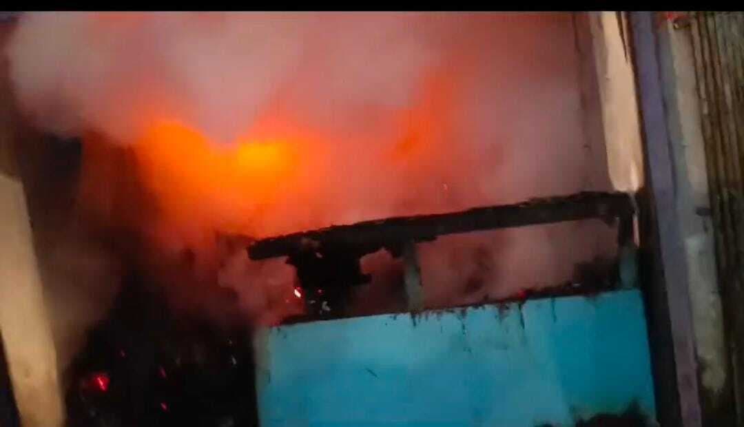 चॉकलेट के थोक विक्रेता की दुकान में लगी आग, लाखों का नुकसान