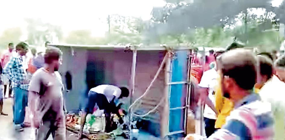 खेत मजदूरों को ले जा रहे पिकअप  वैन को बस ने ठोका, एक की मौत