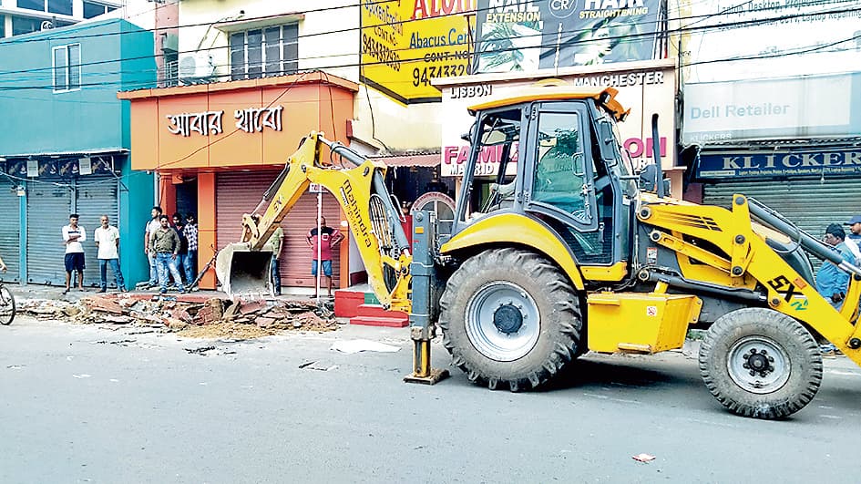 बेनाचिटी बाजार में अवैध ढांचे पर चलाया गया बुलडोजर