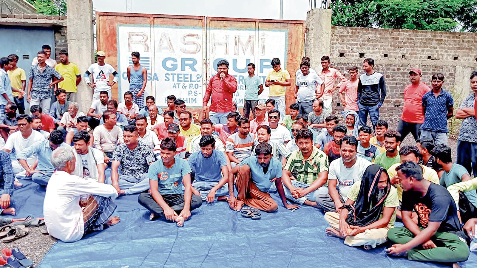 कारखाने के सामने नौकरी की मांग पर लोगों ने किया प्रदर्शन