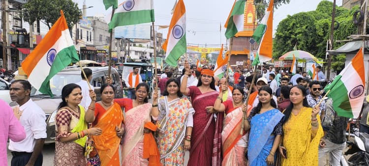 -तिरंगा लेकर निकले भाजपाई, राष्ट्रप्रेम का दिया संदेश