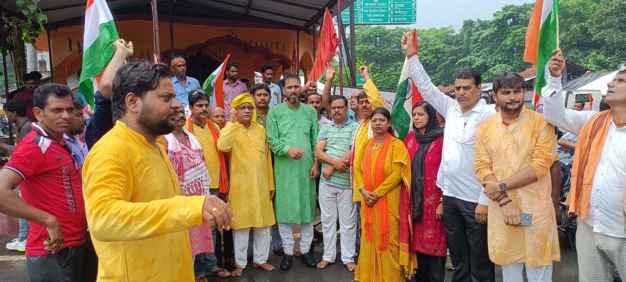 भाजपा कार्यकर्ताओं ने नाला में निकाली तिरंगा यात्रा