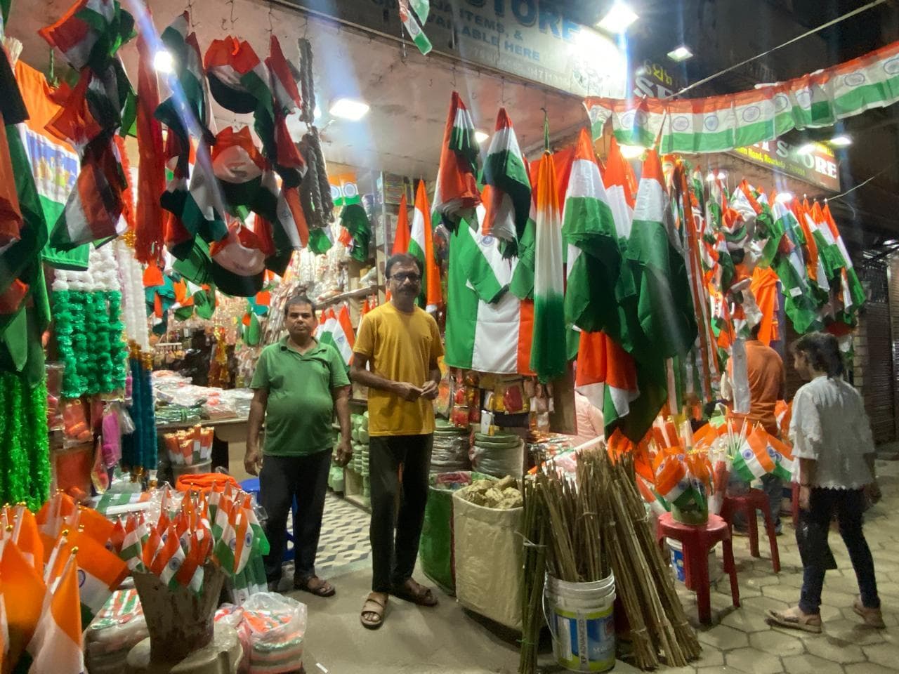 स्वतंत्रता दिवस समारोह की तैयारी, शहर में तिरंगा झंडे से सजीं दुकानें