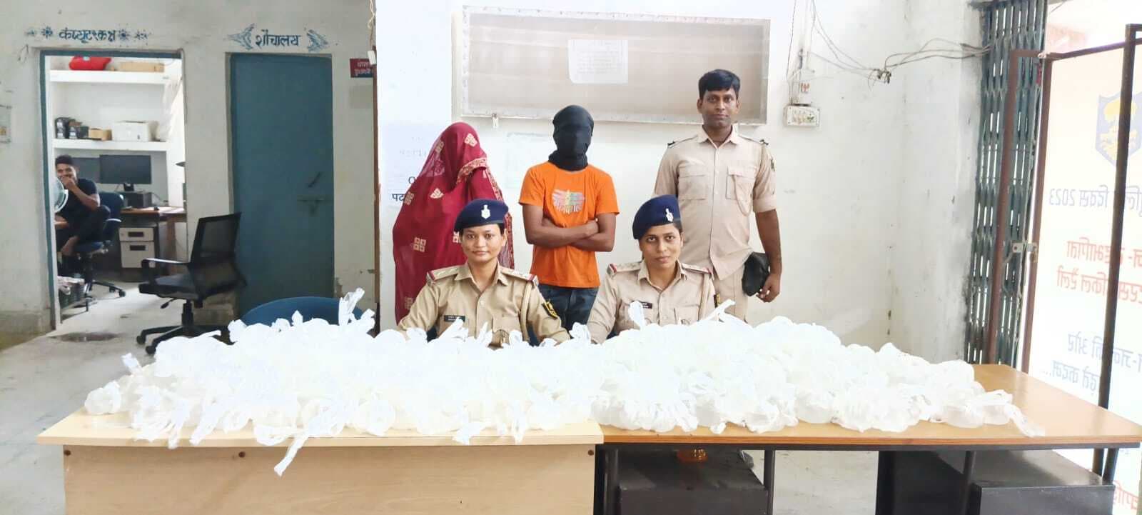 332 पाउच देशी शराब के साथ कारोबार में संलिप्त मां बेटा गिरफ्तार