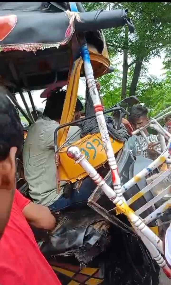 सड़क हादसे में ऑटो चालक गंभीर रूप से घायल