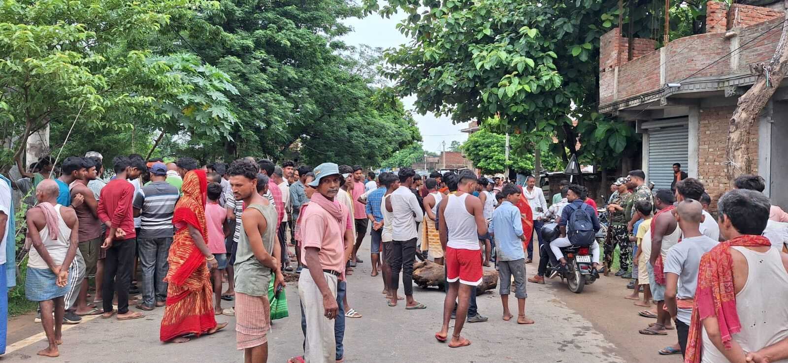 सड़क दुर्घटना में युवक की मौत, सड़क जाम