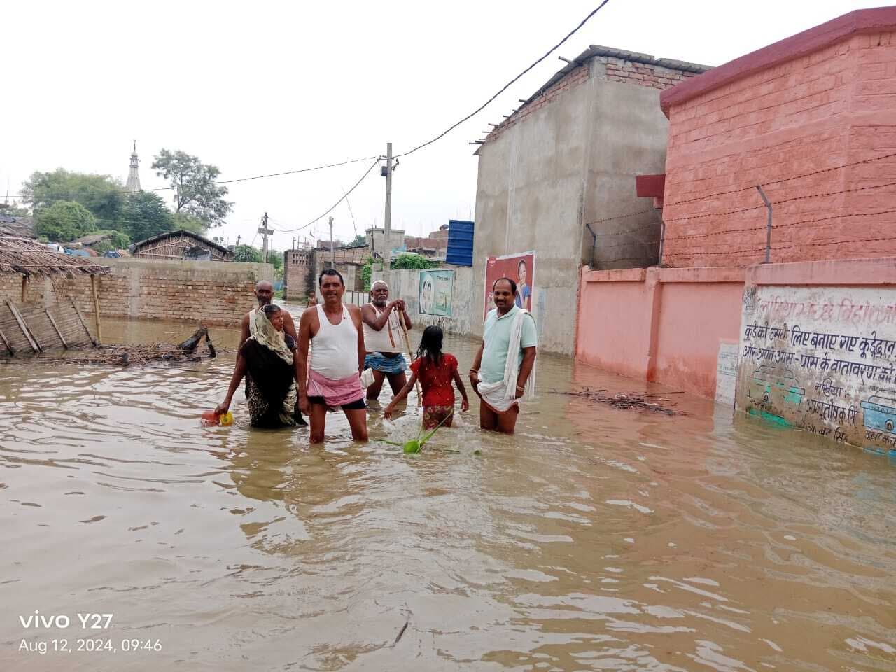 माधवपुर पंचायत बाढ़ की पानी से घिरा, बाढ़ से निपटने के लिए मुखिया ने कसी कमर