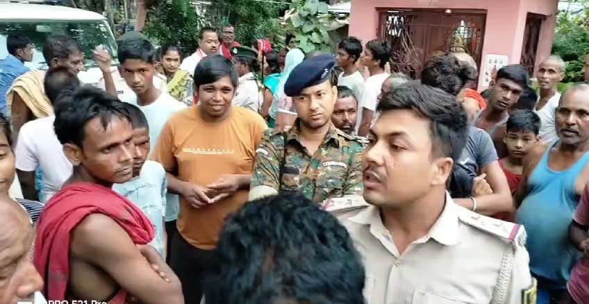 वाहन के धक्के से महिला जख्मी, आक्रोशित ग्रामीणों ने किया सड़क जाम