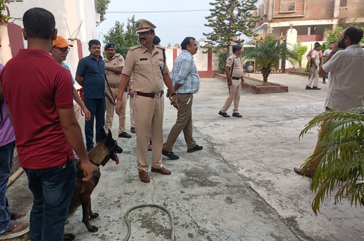 एडीएम ऑफिस में, बंद घर में चोरों ने किया हाथ साफ