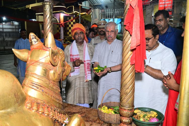 राज्यपाल ने बाबा सोमेश्वरनाथ मंदिर में किया रुद्राभिषेक