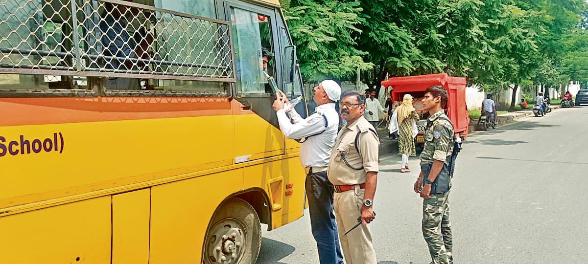 केराली स्कूल की बस का चालक शराब पीकर वाहन चलाते पकड़ाया