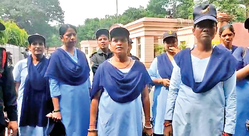 जान से मारने की धमकी देने से गुस्साये सुरक्षाकर्मी, किया कार्य बहिष्कार