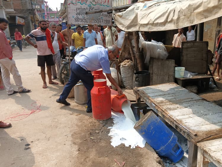 पहले नकली बता पनीर व दूध किया नष्ट, फिर बताया सही, डेयरी सील