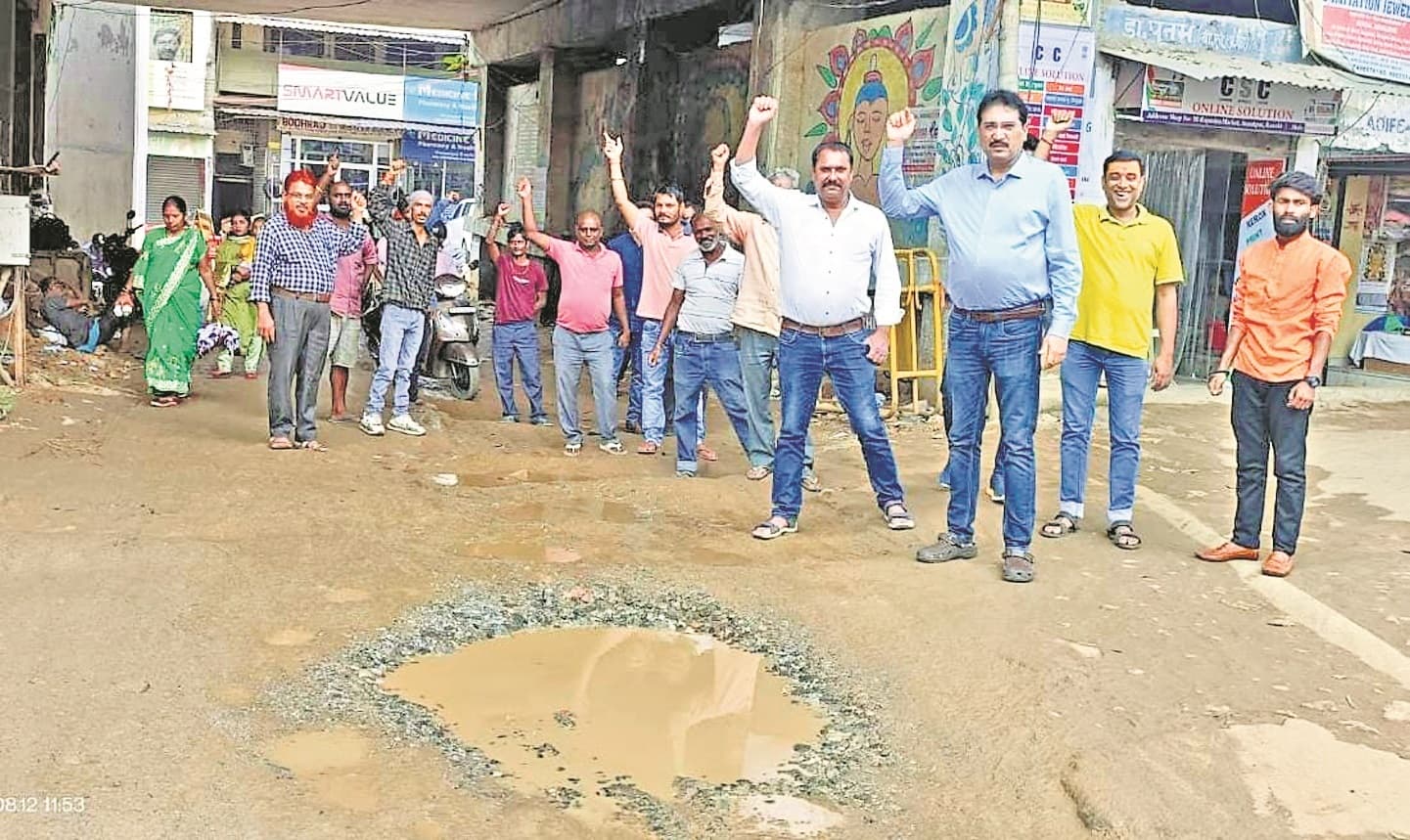 Ranchi News : फ्लाइओवर निर्माण की रफ्तार धीमी, गंदगी से डेंगू फैलने का खतरा