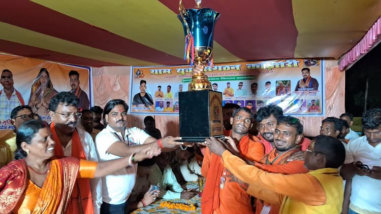 झांकी प्रदर्शन करने वाले कांवरिया संघ सम्मानित