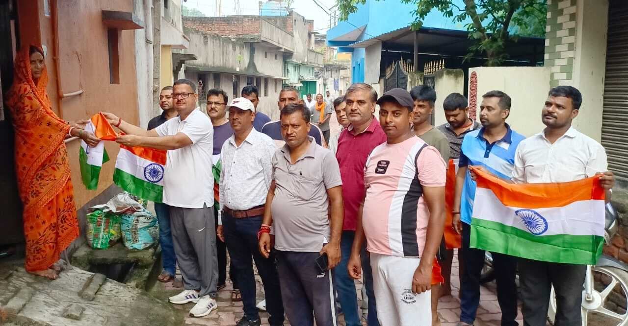 मानगो के समता नगर में भाजपा ने तिरंगे का किया वितरण