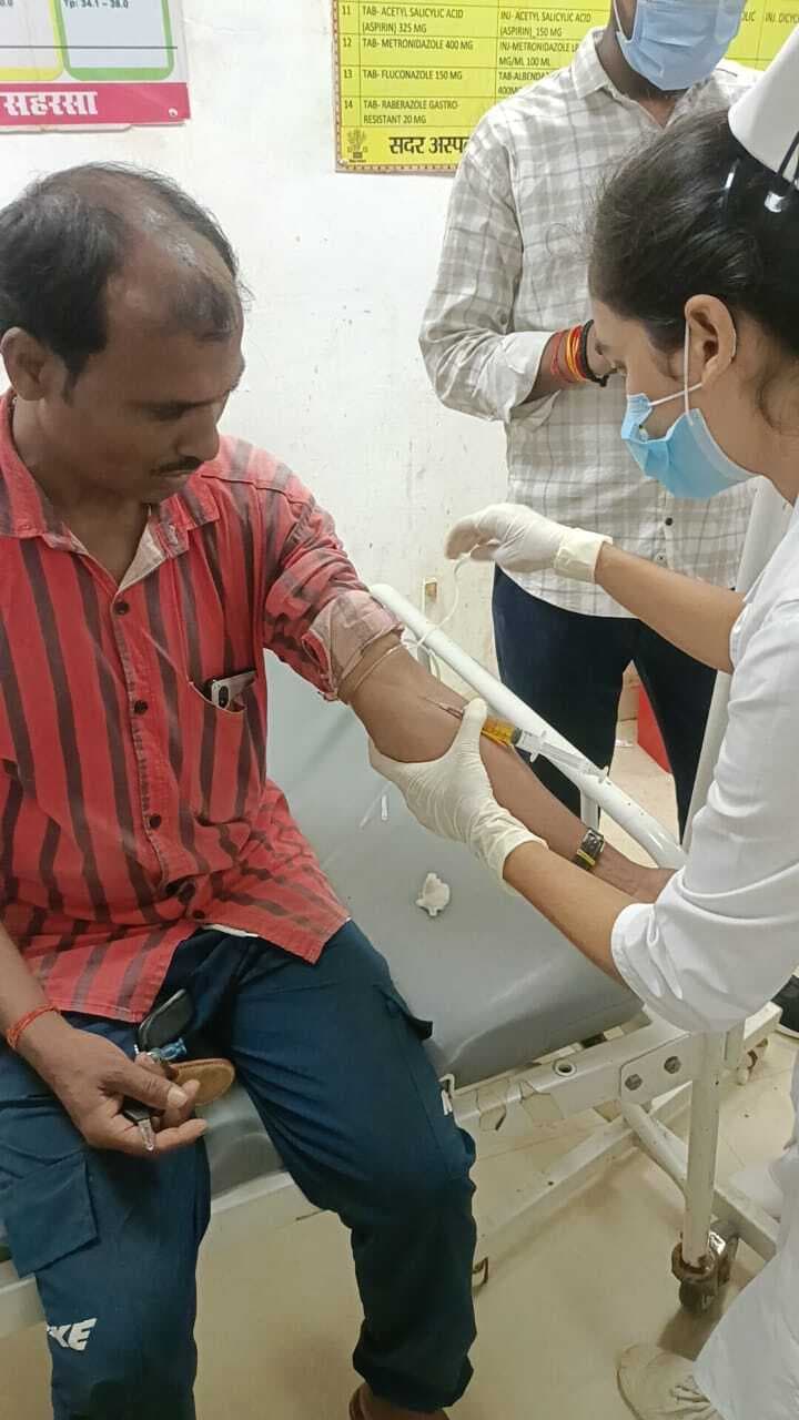 ई रिक्शा पर गिरा विशालकाय बरगद का पेड़, चालक जख्मी