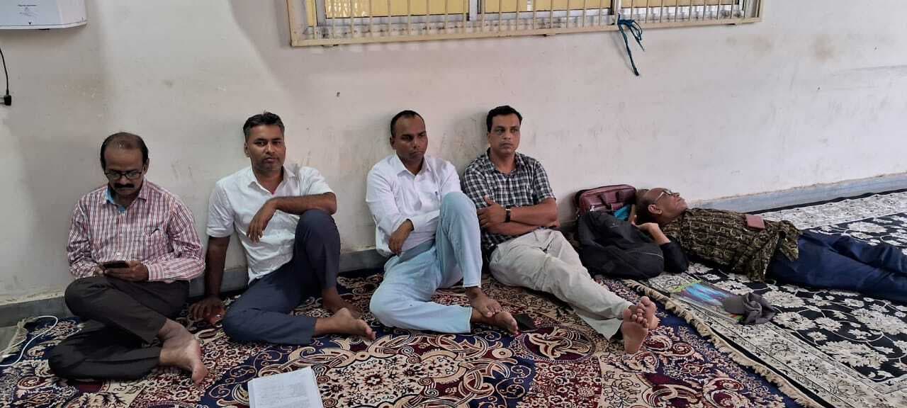 प्रोन्नति की मांग को लेकर एमयू में आमरण अनशन पर बैठे चार विषयों के प्राध्यापक