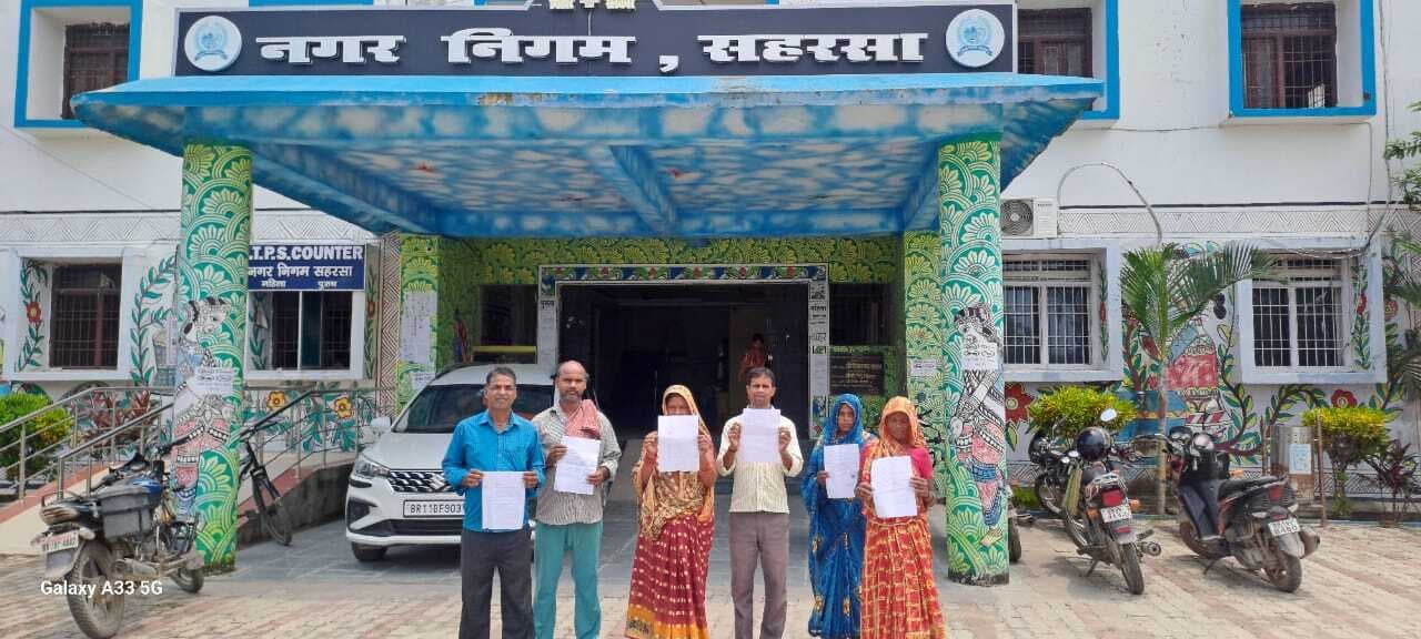 Housing Scheme Fund Disbursement: वार्ड 25 के लाभुकों ने आवास राशि में देरी और रिश्वत मांगने पर नगर आयुक्त को सौंपा आवेदन