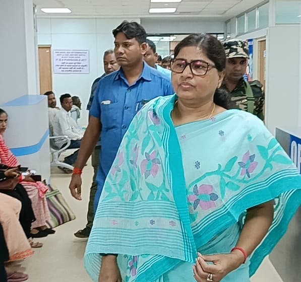 Katihar AGM shooting: कटिहार के घायल एजीएम से मिलने पहुंची मंत्री लेशी सिंह, अपराधियों को सख्त सजा का भरोसा