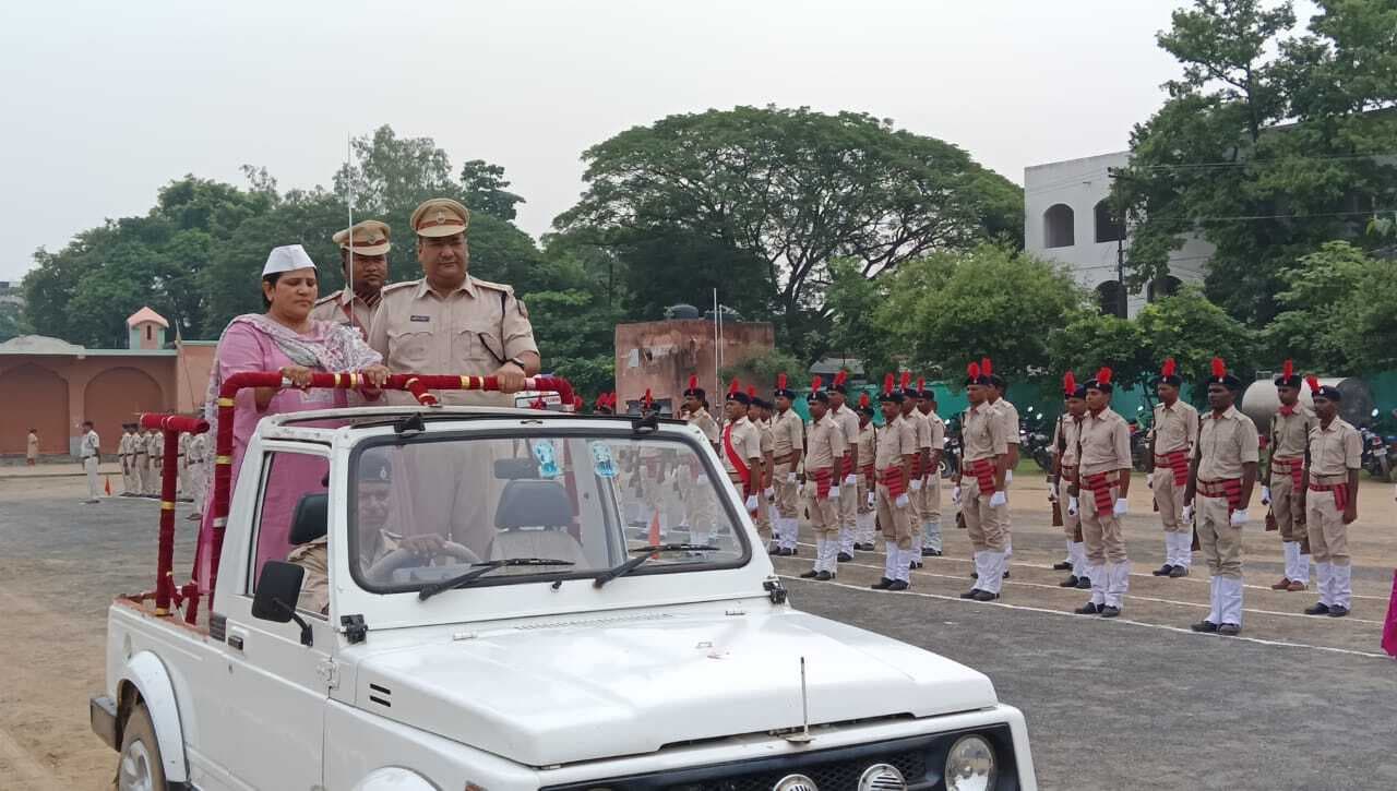डीसी ने झंडोत्तोलन का किया पूर्वाभ्यास व परेड का निरीक्षण