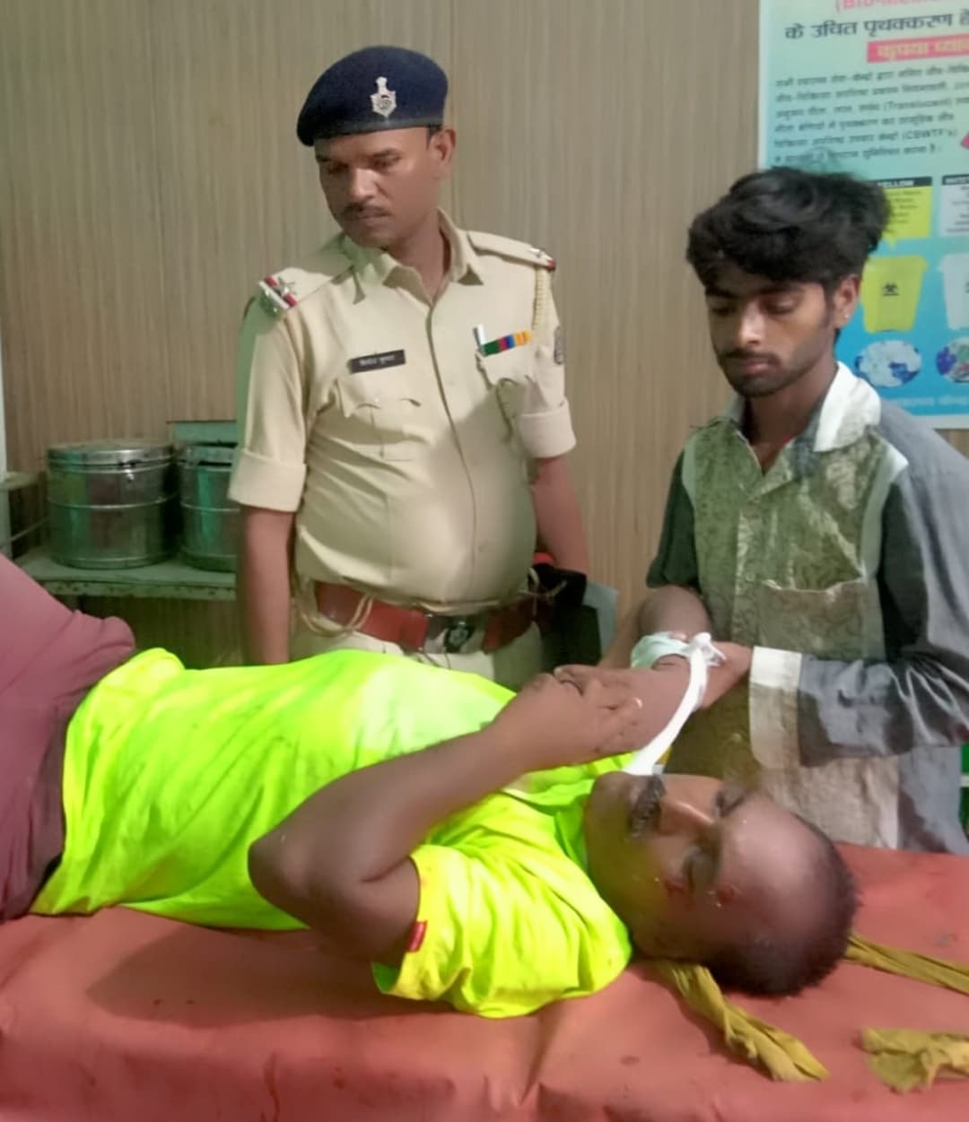 कार से टक्कर में ऑटो चालक समेत तीन घायल, चालक रेफर