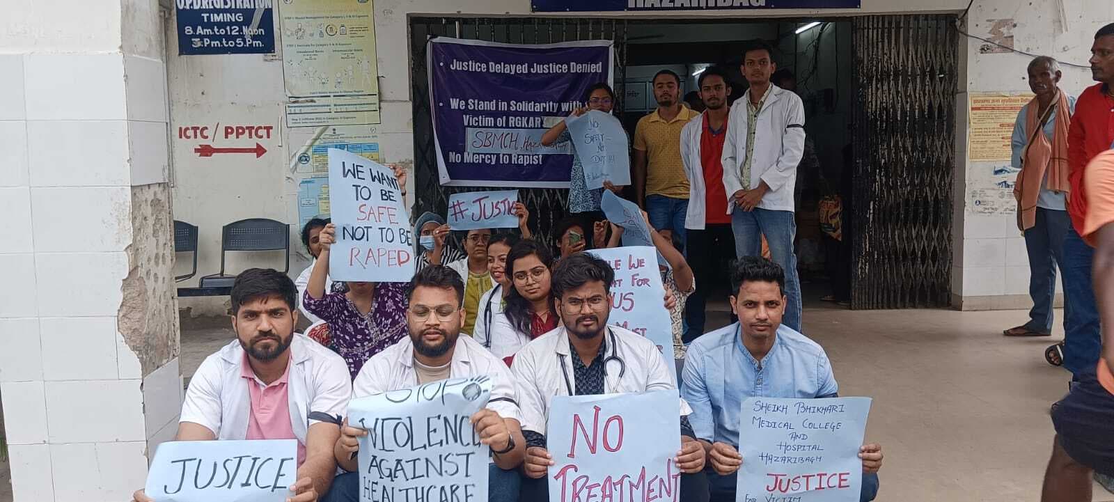 डॉक्टर की हत्या के विरोध में मेडिकल कॉलेज अस्पताल के चिकित्सक हड़ताल पर