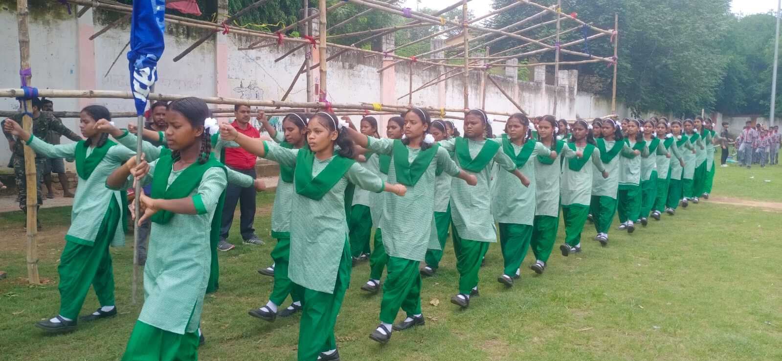 स्वतंत्रता दिवस समारोह की तैयारी को लेकर स्कूली बच्चों ने किया पूर्वाभ्यास