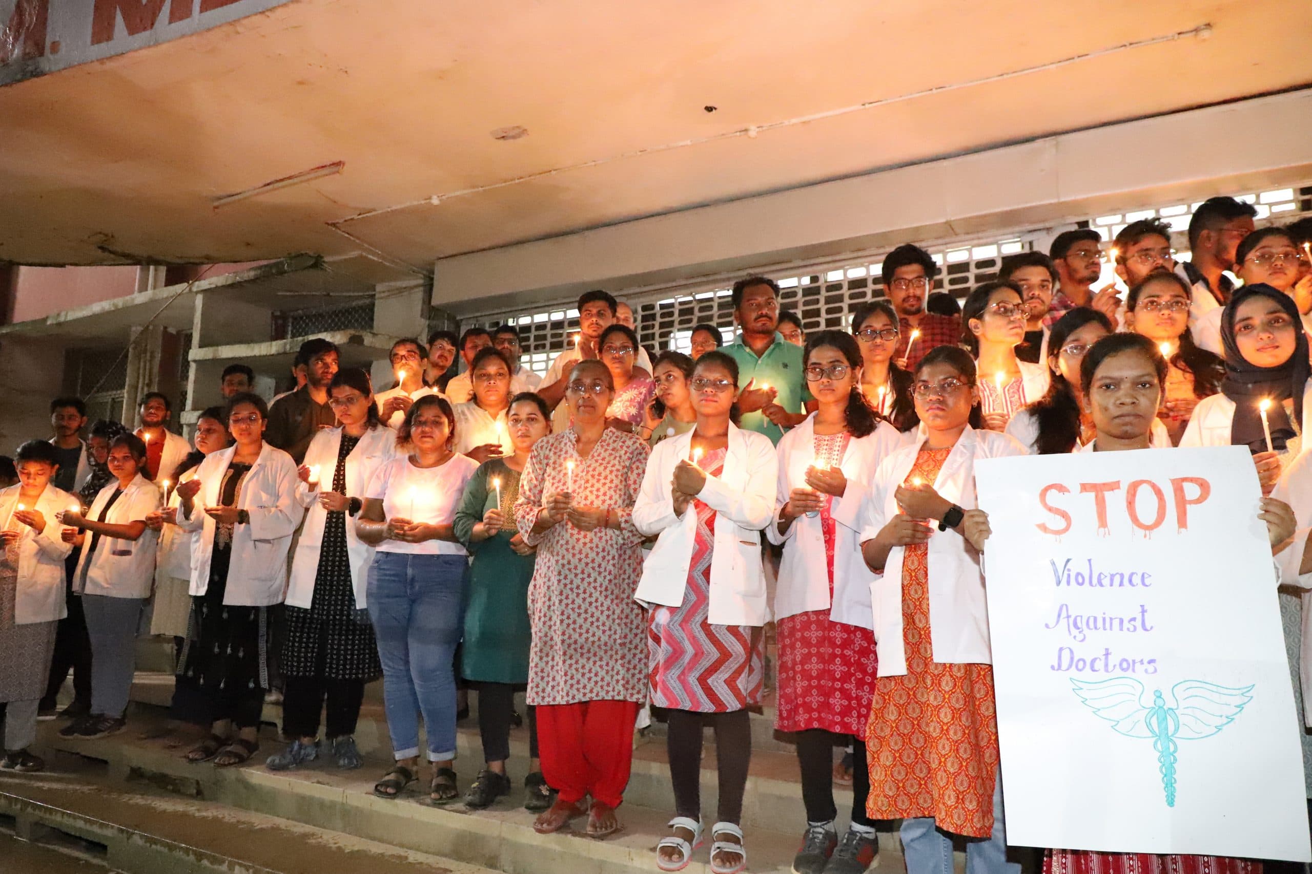 महिला डॉक्टर की हत्या के विरोध में डॉक्टरों ने निकाला कैंडल मार्च