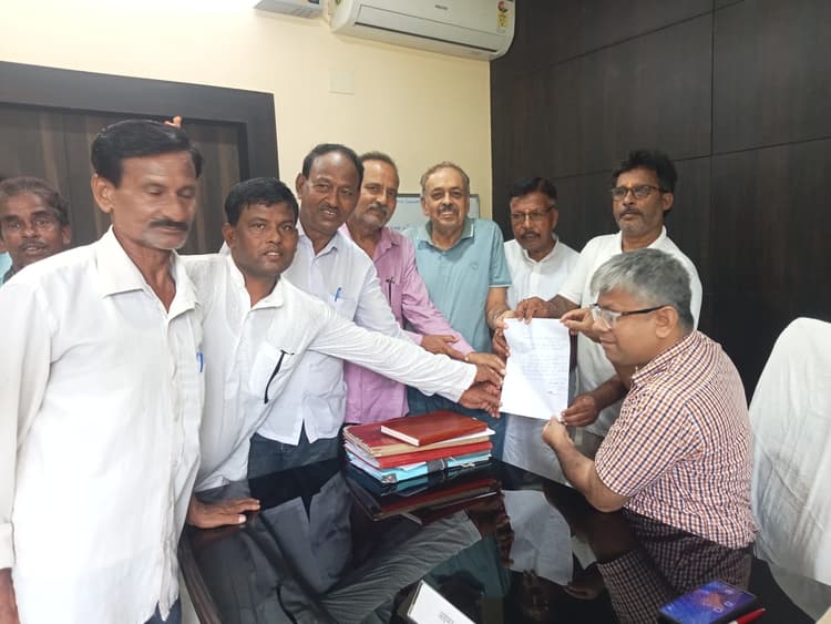 बिहार को विशेष राज्य का दर्जा देने की मांग, कांग्रेस कार्यकर्ताओं ने प्रखंड मुख्यालय में दिया धरना