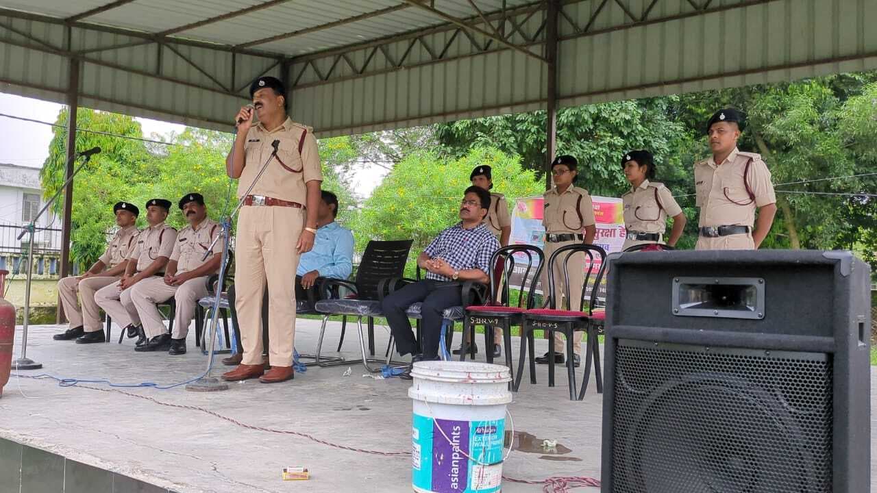 सेंट्रल स्कूल के छात्रों को आग से बचाव की अग्निशमन अधिकारी ने दी जानकारी