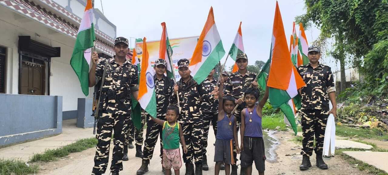दिघलबैंक में एसएसबी ने निकाली तिरंगा यात्रा
