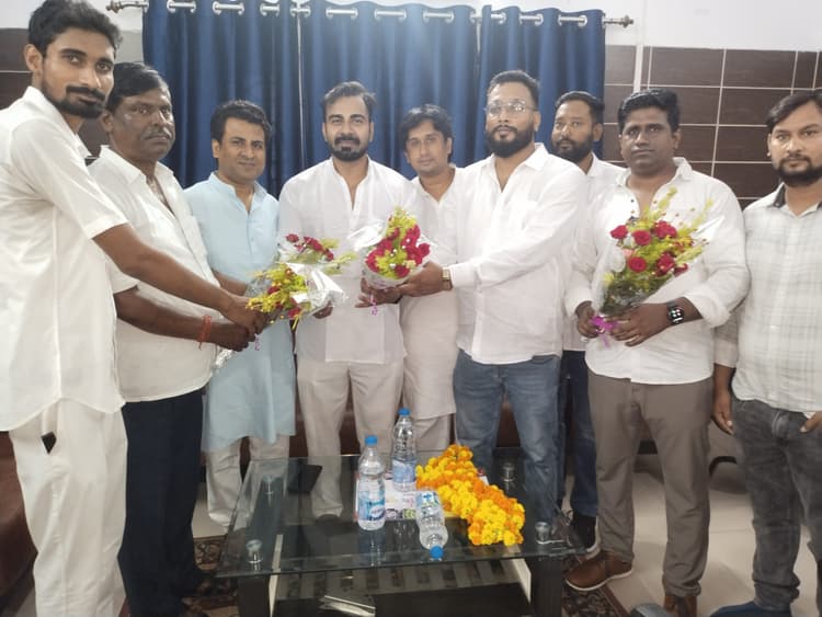 राजद के नव मनोनीत अल्पसंख्यक प्रकोष्ठ के उपाध्यक्ष दानिश इकबाल का कार्यकर्ताओं ने अभिनंदन