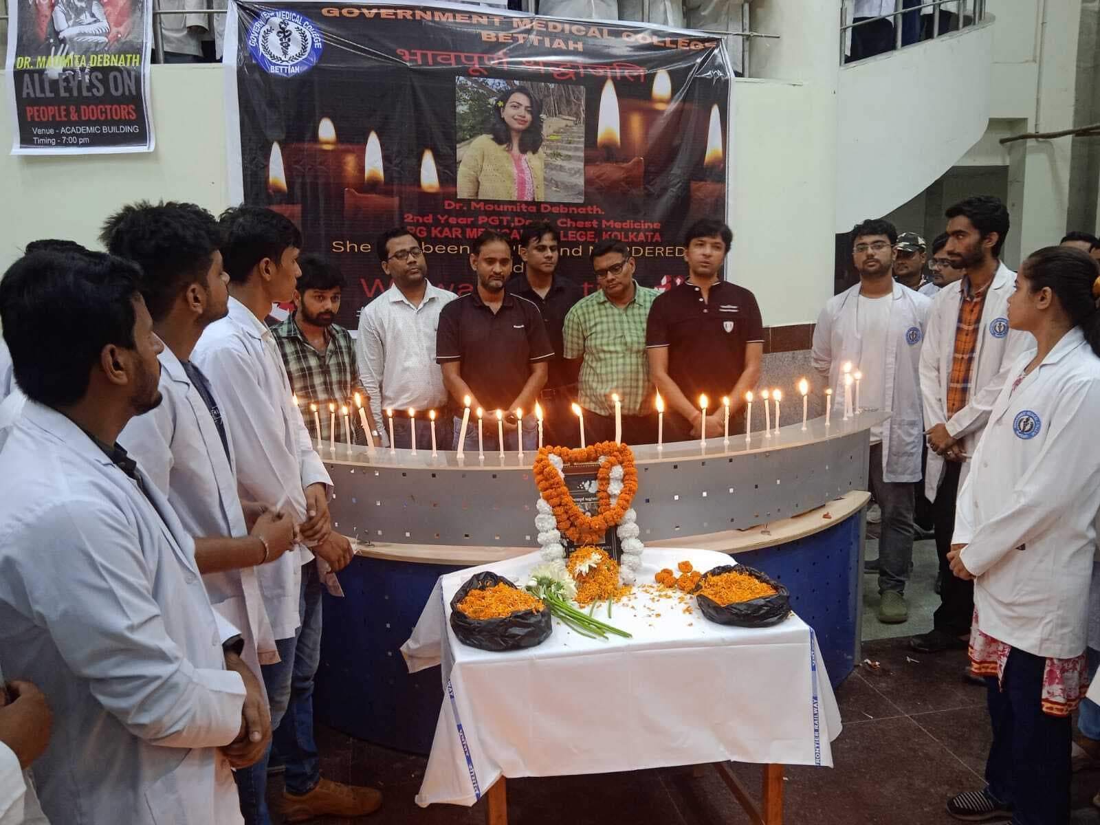 मेडिकल छात्र-छात्राओं ने कैंडल मार्च निकाल घटना की की निंदा, कड़ी सजा देने की गुहार