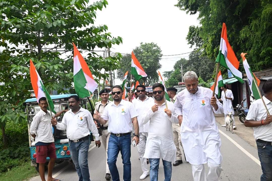 रूईधासा से निकाली गयी भव्य तिरंगा यात्रा, बड़ी संख्या में स्कूली बच्चों व शहरवासियों उत्साह लिया भाग