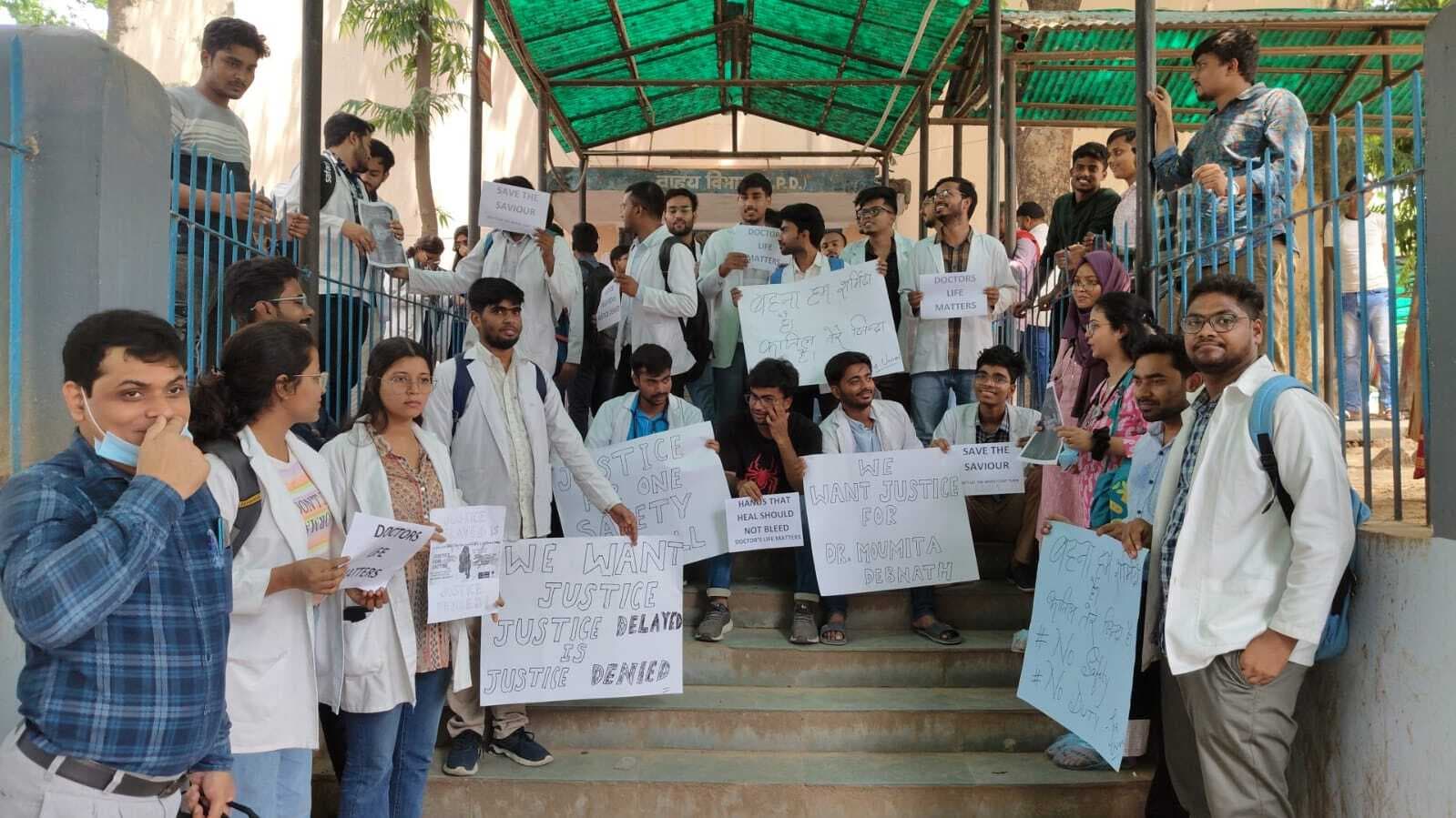 डॉक्टर की हत्या के विरोध में ओपीडी कराया बंद, एक हजार से अधिक मरीज लौटे